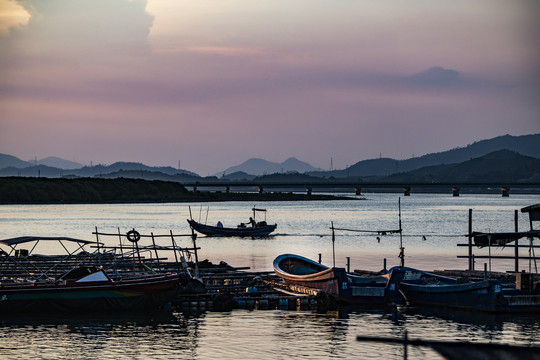 夕阳里的渔港