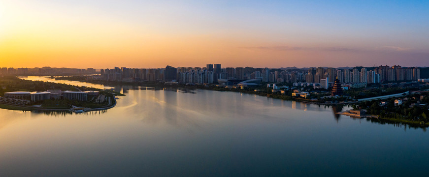 现代都市黄昏晚霞遂宁圣莲岛