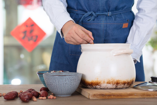 中国厨师正准备舀出做好的腊八粥