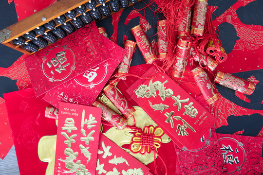 喜庆的春节装饰品和相关物件