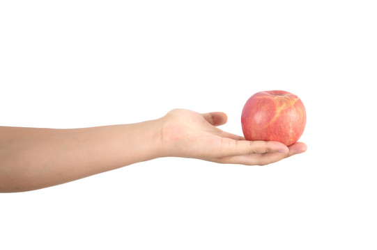 白背景前的一只手里拿着一个苹果