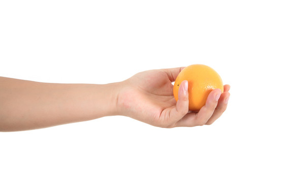 白背景前一只手拿着橙子伸出来