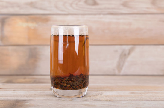 一杯泡好的红茶在木质背景上