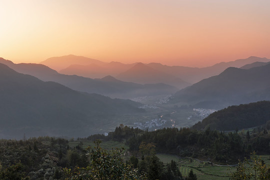 大山深处徽派村庄晨景