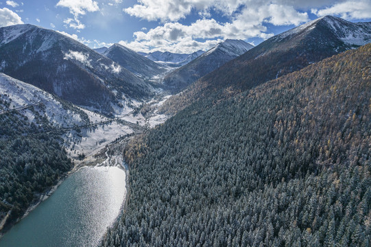 深秋初冬的高原森林湖泊雪景