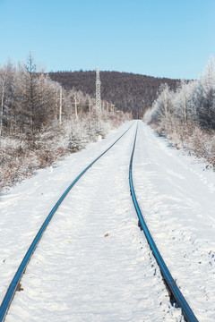 铁轨冬季森林积雪