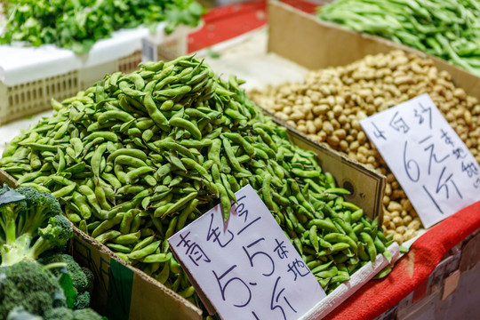 封闭菜市场里的青毛豆摊位