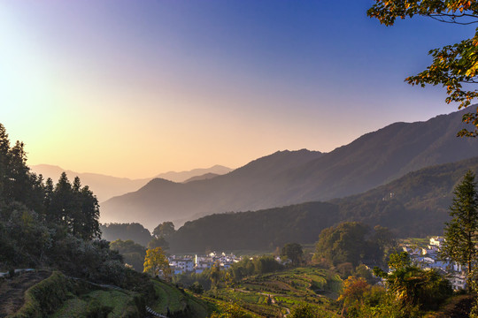 婺源山村晨景