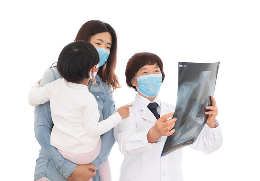 医生在帮母亲和女儿分析肺部