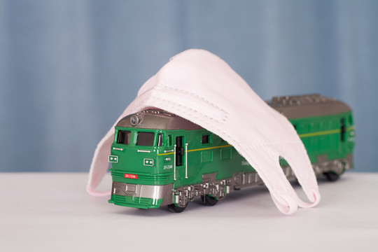 一辆被口罩盖着的绿皮火车模型