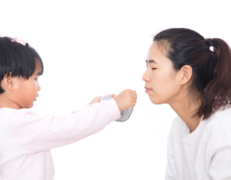 传染病期间女儿在帮妈妈戴上口罩