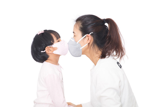 戴口罩的妈妈和戴口罩的女儿接吻