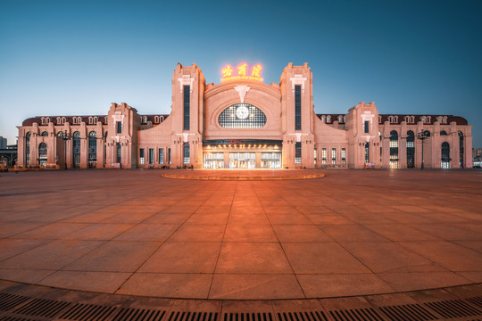 中国黑龙江省哈尔滨市火车站夜景