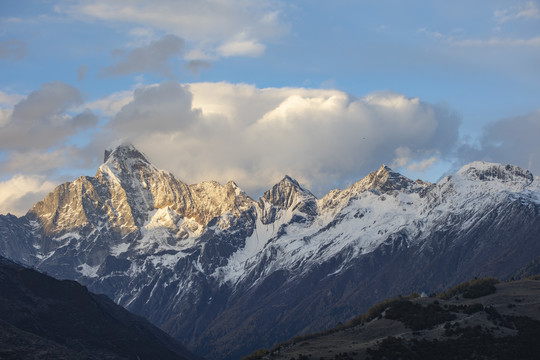 四姑娘山景区雪山日出