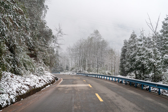 山区公路雪景