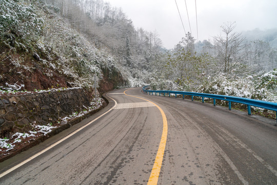 山区公路雪景