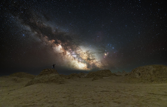 鄂博梁丹霞地貌银河星空