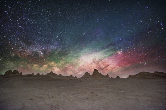 鄂博梁丹霞地貌银河星空