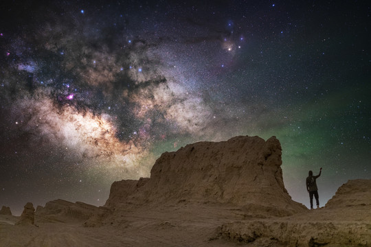 鄂博梁丹霞地貌银河星空