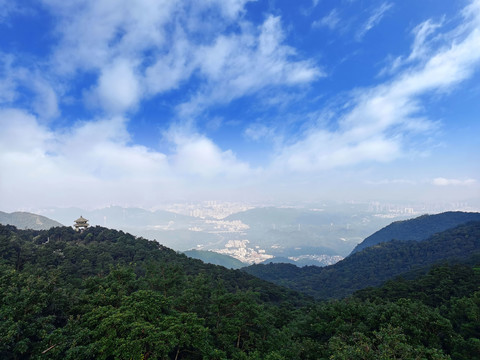 深圳梧桐山风景区蓝天白云