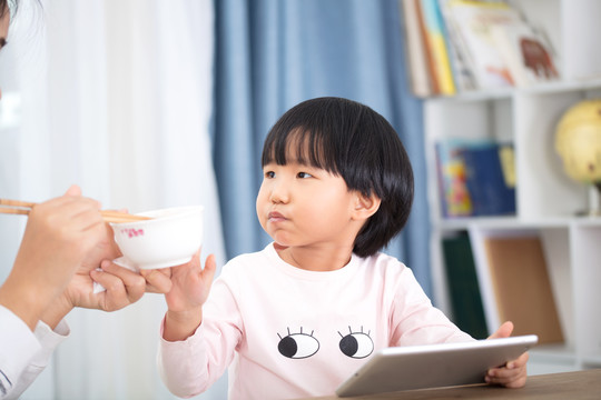 上网上瘾吃饭困难的东方女孩