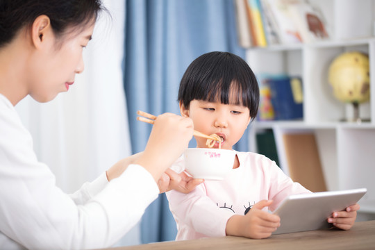 上网上瘾吃饭困难的东方女孩