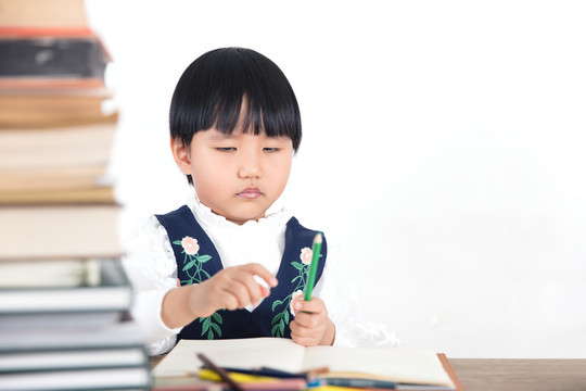 认真学习知识的小女孩