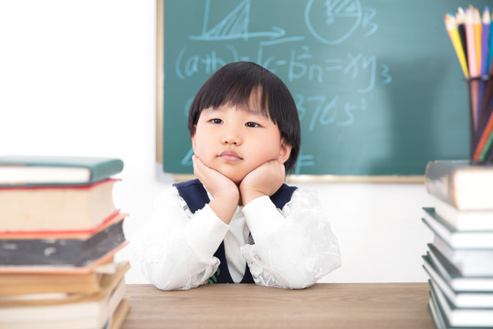 不想学习的亚洲小女孩