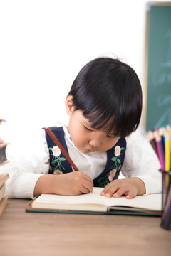 认真学习的小姑娘