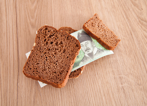 韩元钞票和面包片