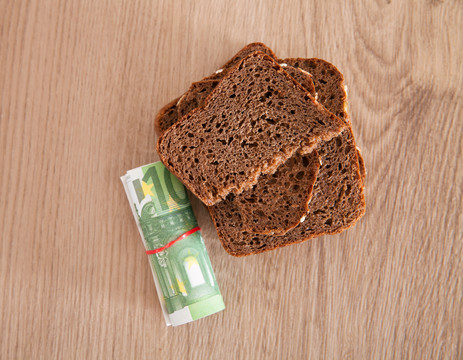 一卷欧元钞票和黑面包