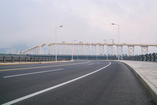中国澳门的跨海大桥和高速公路