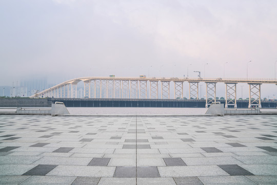 中国澳门的跨海大桥和市民广场