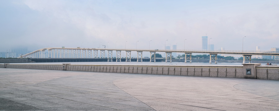 中国澳门的跨海大桥和市民广场