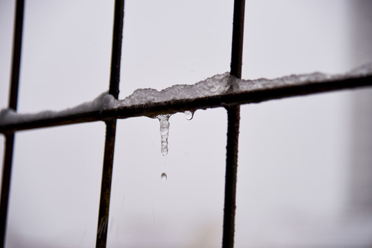 铁护栏上的冰凌水柱