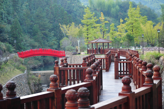红色木桥