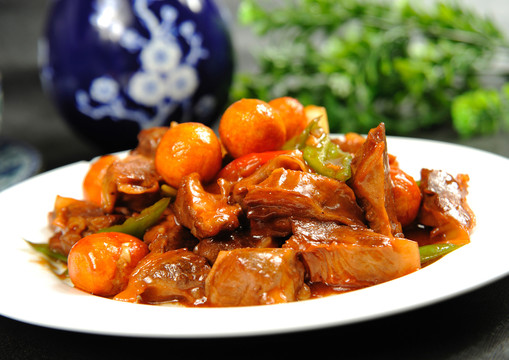 鵪鶉蛋燜護心肉