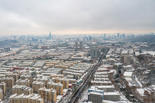 航拍雪后的济南城市风光