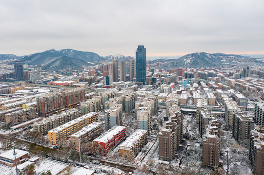 航拍雪后的济南城市风光