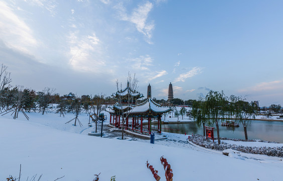 中国山西太原双塔公园初雪风光