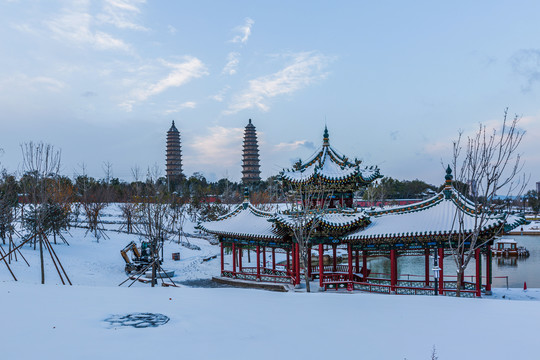 中国山西太原双塔公园初雪风光