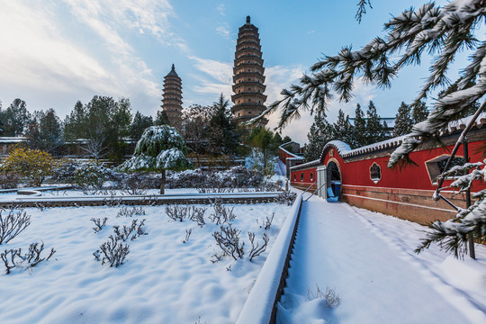 中国山西太原双塔公园初雪风光