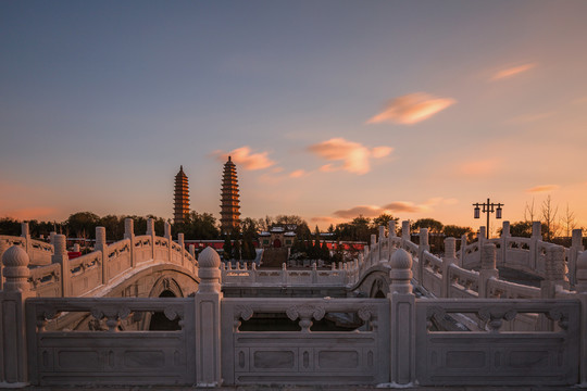 中国山西太原双塔公园初雪风光