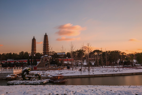 中国山西太原双塔公园初雪风光