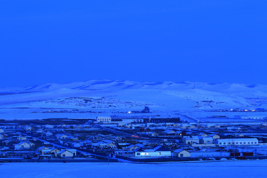 呼伦贝尔雪原村庄蓝夜