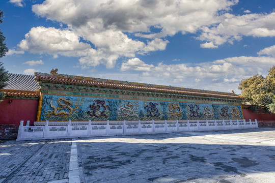 蓝天白云下的北京故宫九龙壁