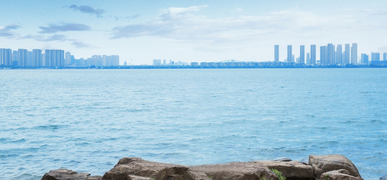 天空云彩湖水石头城市