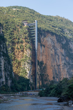 泥猪河峡谷电梯