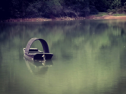 湖面小船
