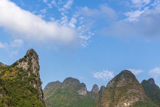 蓝天白云山峰